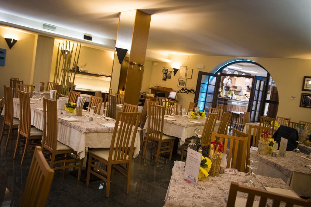 Hotel Ristorante Cigno - Camere And Aparthotel لاتيسانا المظهر الخارجي الصورة