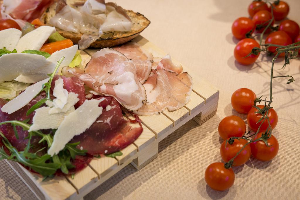 Hotel Ristorante Cigno - Camere And Aparthotel لاتيسانا المظهر الخارجي الصورة