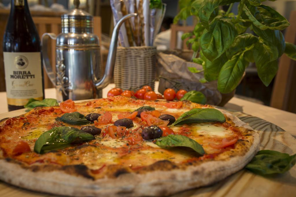 Hotel Ristorante Cigno - Camere And Aparthotel لاتيسانا المظهر الخارجي الصورة