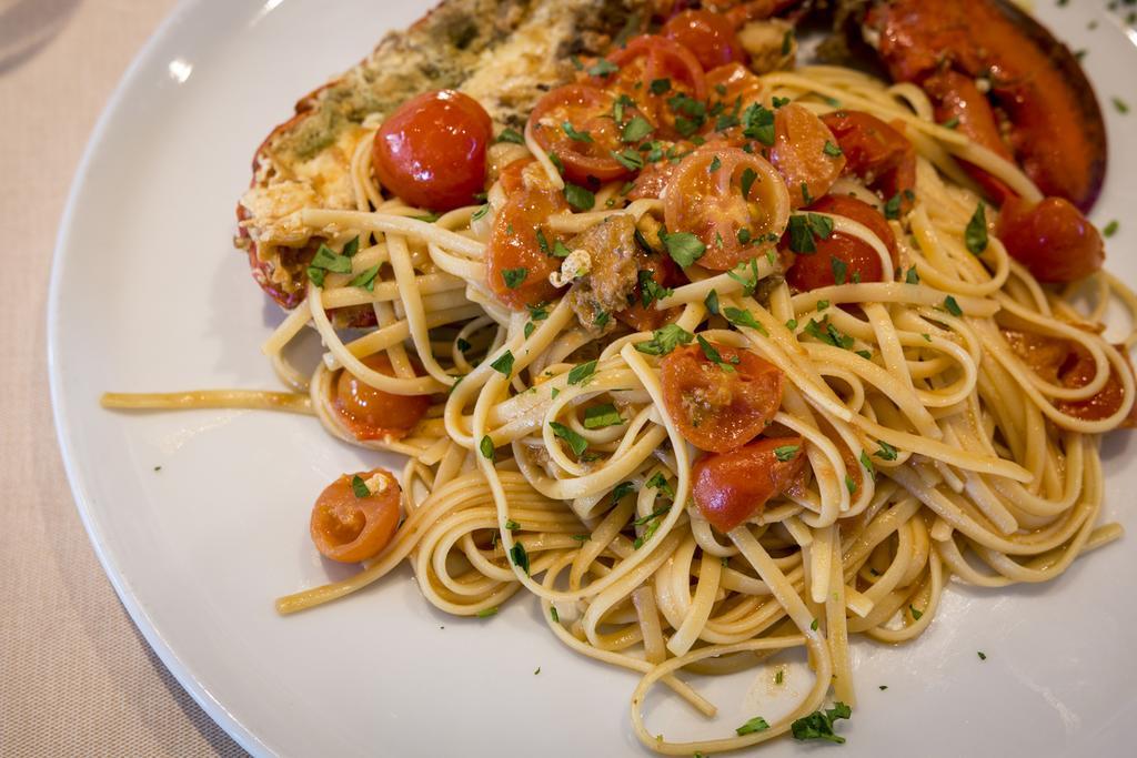 Hotel Ristorante Cigno - Camere And Aparthotel لاتيسانا المظهر الخارجي الصورة