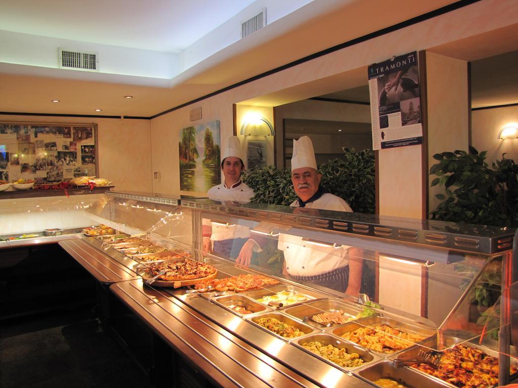 Hotel Ristorante Cigno - Camere And Aparthotel لاتيسانا المظهر الخارجي الصورة