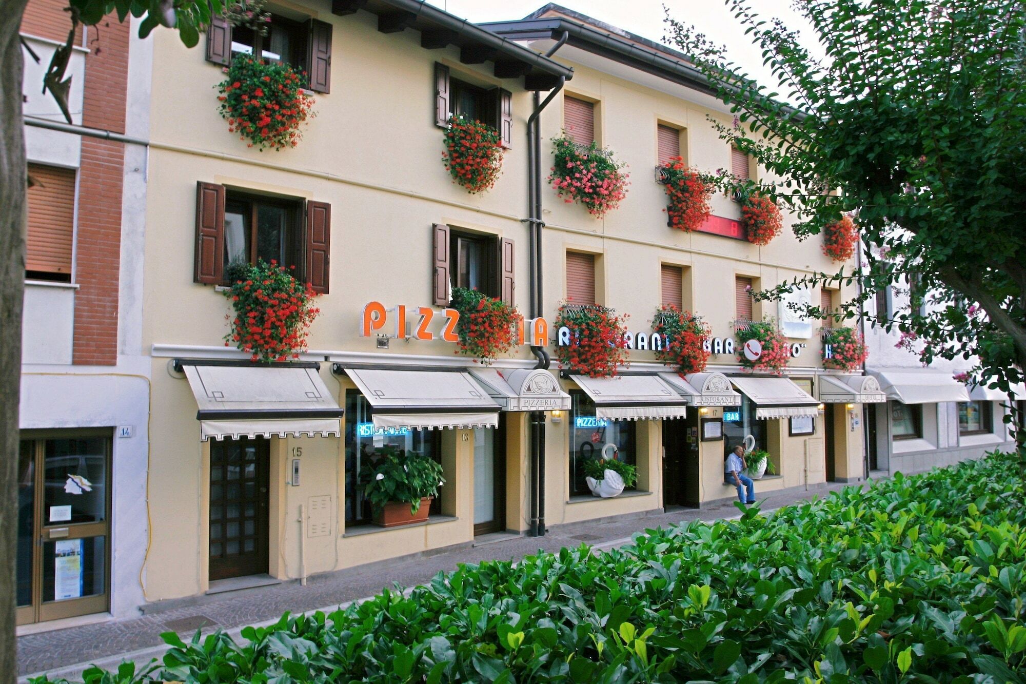 Hotel Ristorante Cigno - Camere And Aparthotel لاتيسانا المظهر الخارجي الصورة